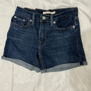 Preowned Women’s Levi blue jean rolled cuff Shorts W24